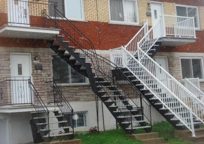 Réalisations d'escaliers et balcons en fer extérieur blanc et noir