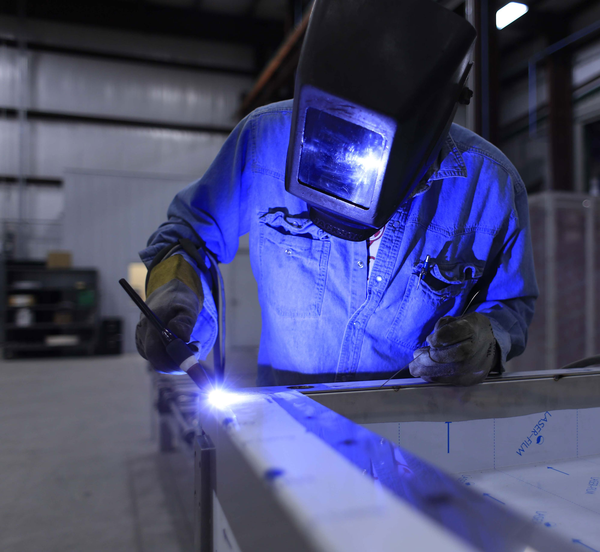 Soudeur professionnel en train de travailler dans son atelier.